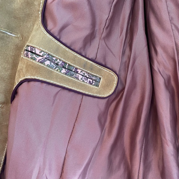 Stylish tan suede jacket with mauve lining - Picture 2 of 5